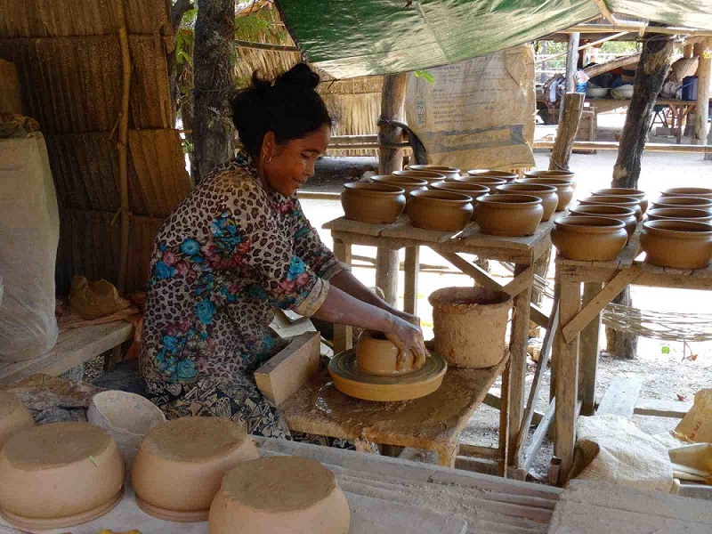 Pottery making in Cambodia